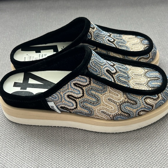 NWOT ⭐️P448 Slip-On Slippers - Picture 5 of 8